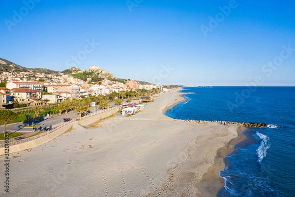 Fototapeta Roccella Jonica, vista aerea della città calabrese con il mare, la spiaggia e il castello.