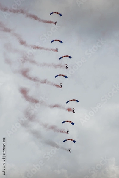 Obraz Synchronized paratroopers display 