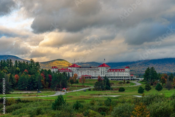 Fototapeta Late afternoon, autumn view of Mont Washington Hotel, Bretton Woods, NH.