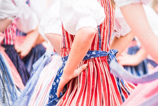 Fototapeta Zbliżenie dłoni w talii wielu tancerek szkolnych. Młode kobiety w strojach z epoki wykonują tańce folklorystyczne w Czeskim Krumlowie (wpisanym na Listę Światowego Dziedzictwa UNESCO w Czechach) na powitanie wiosny i świąt wielkanocnych