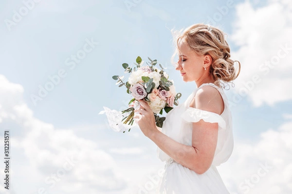 Fototapeta bride with bouquet of flowers