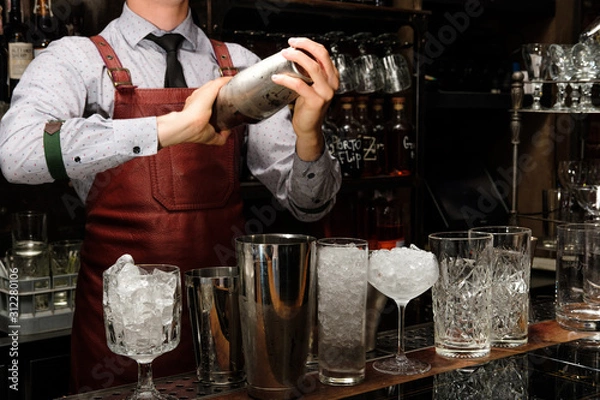 Obraz bartender mixing coctail