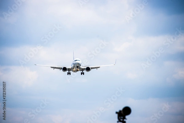Fototapeta 着陸態勢の航空機とカメラ