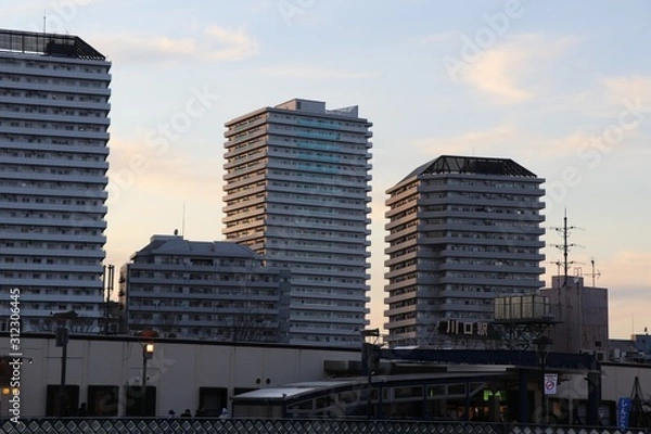 Fototapeta 川口駅に建つ高層マンション