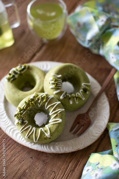 Fototapeta ティータイムの抹茶ドーナツ