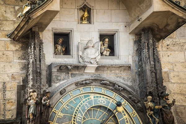 Fototapeta Spacer Apostołów po Pradze Orloj - fragment słynnego, najstarszego wciąż działającego zegara astronomicznego z 1410 roku na ratuszowej wieży zegarowej na Rynku Starego Miasta, Praga, Czechy - wygląd vintage