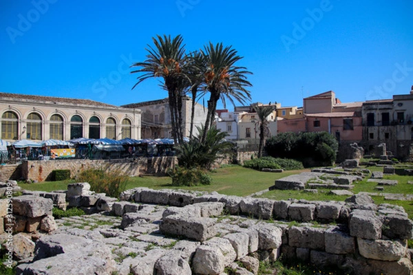 Obraz Temple ruins with open market in the background