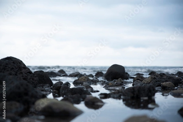 Obraz 바닷가에 있는 작은 바위들 그리고 파도