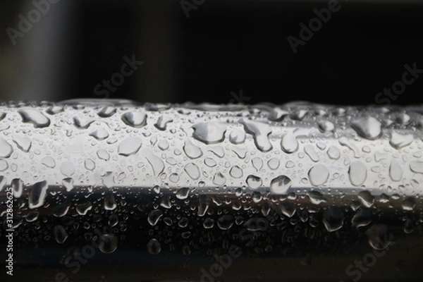 Obraz Капли воды  на хромированной трубе