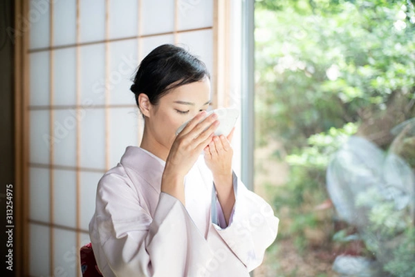 Obraz 抹茶を飲む和服の女性