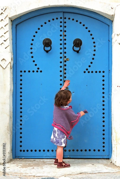 Obraz Dziecko pukanie do niebieskich drzwi - Tunezja