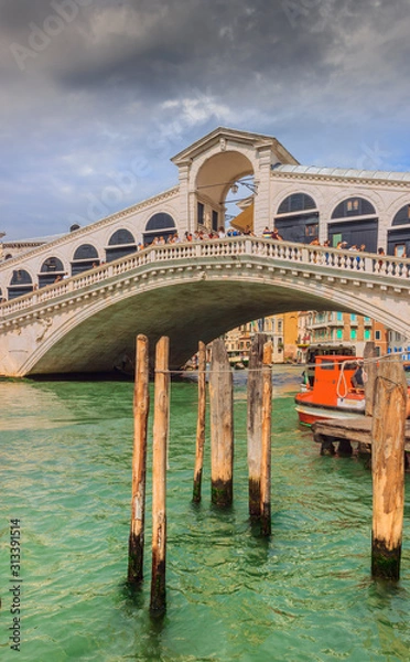 Obraz Rialto bridge and Grand Canal in Venice, Italy. The Rialto Bridge (Ponte di Rialto), the oldest of the four bridges spanning the Grand Canal in Venice, Italy.