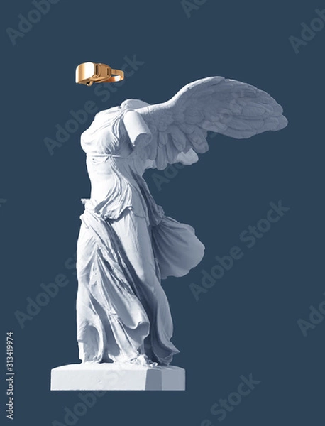 Fototapeta Model 3D Winged Victory i złote okulary VR na niebieskim tle. Pojęcie sztuki i rzeczywistości wirtualnej.
