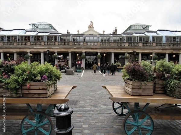 Fototapeta Unrecognizable tourists and locals shopping and visiting at Apple Market in Covent Garden 