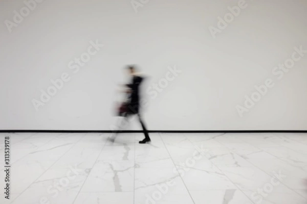 Obraz out of focus people walking