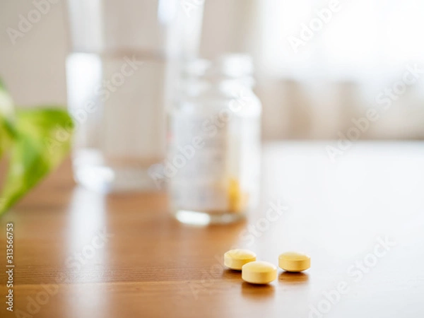 Fototapeta テーブルの上の錠剤