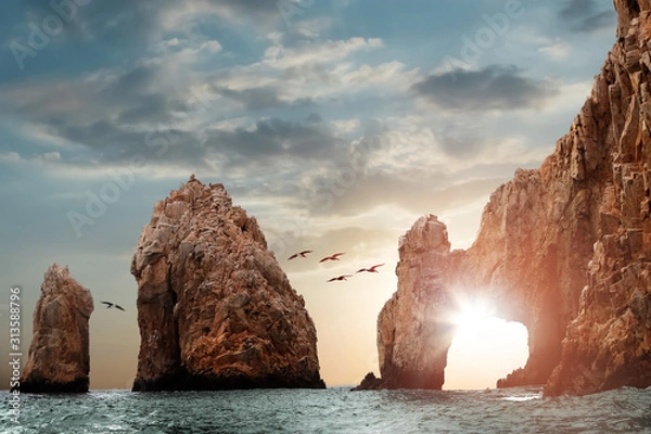 Fototapeta Formacje skalne na tle zachodu słońca. Słynne łuki Los Cabos. Meksyk. Baja California Sur.