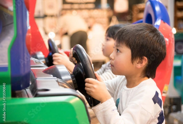Fototapeta ゲームセンターで遊ぶ子供