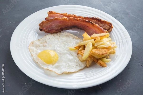 Obraz slice of bacon, egg and potatoes chips in white background