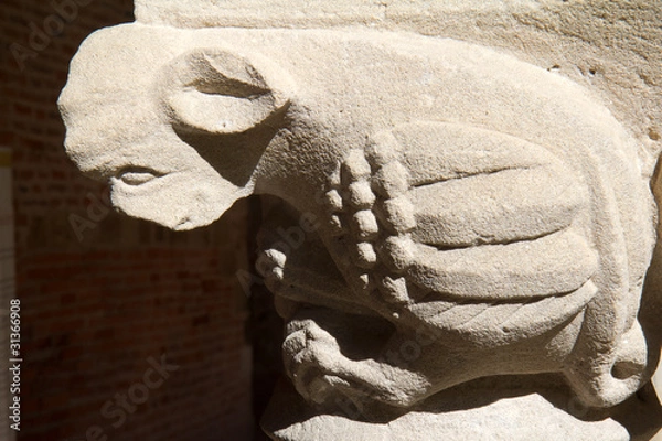Obraz Sculpture en haut d'une colonne du cloître de l'Abbaye de Flaran