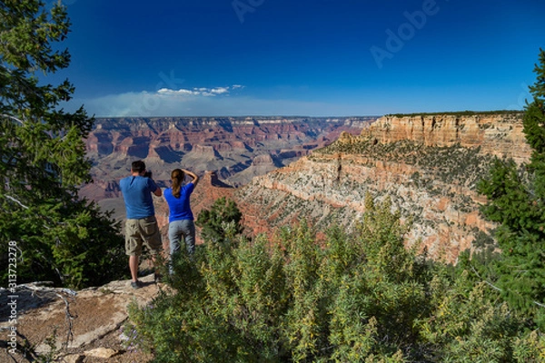 Fototapeta Couple enjoying the view of the Grand Canyon from Pipe Creek Vista, Arizona, USA