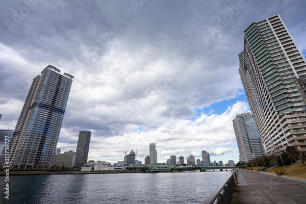 Fototapeta 東京　晴海　運河沿いの高層マンション