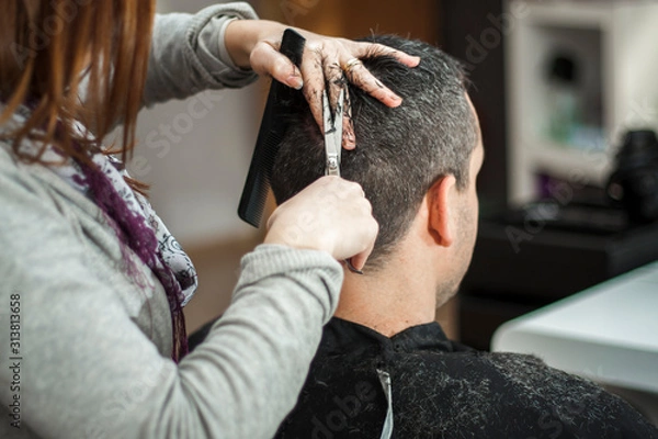 Fototapeta Peluquera cortando el pelo a hombre