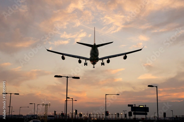 Fototapeta Samolot zbliżający się do Heathrow o zachodzie słońca