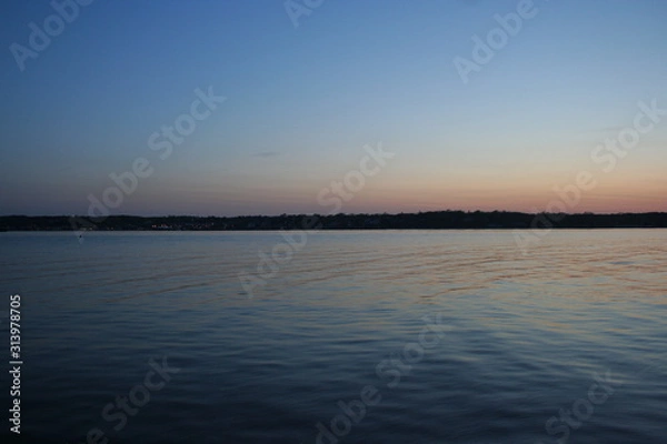Obraz dusky gradient sunset sky reflected in martha's vineyard ocean