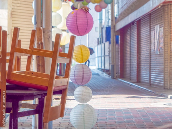 Obraz 机の上に片づけられた椅子