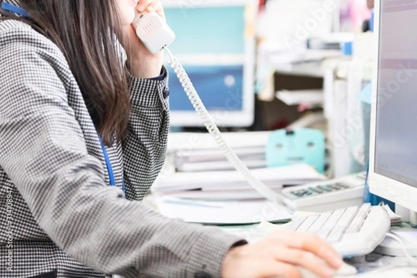 Fototapeta 電話をする女性