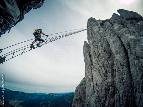 Fototapeta Via ferrata Intersport Klettersteig - wspinaczka po długiej drabinie