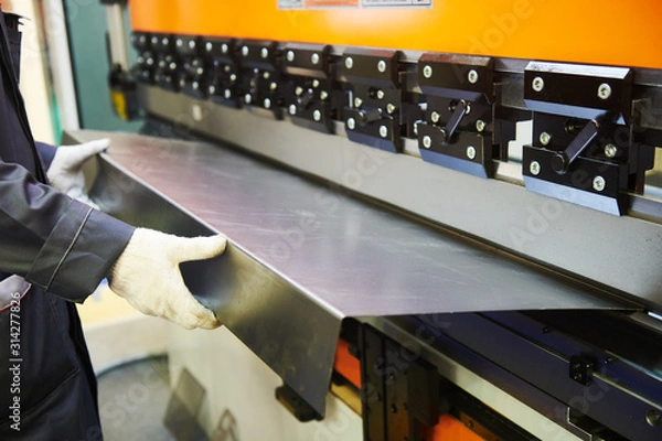 Fototapeta hydrauliczna prasa krawędziowa lub giętarka do płaskich blach.