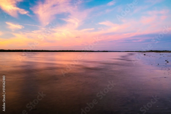 Fototapeta Beautiful evening sunset at Stradbroke Island overlooking the ocean and shoreline