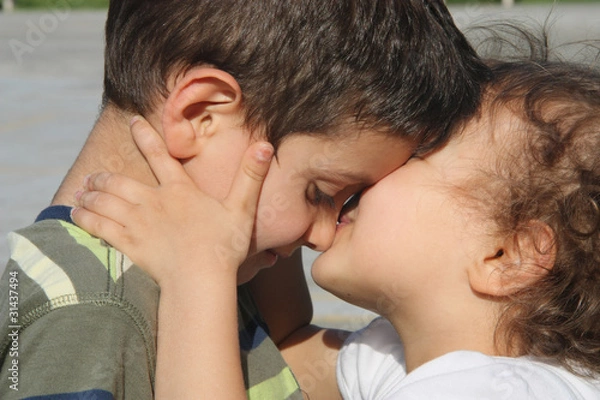 Obraz bambina che bacia bambino