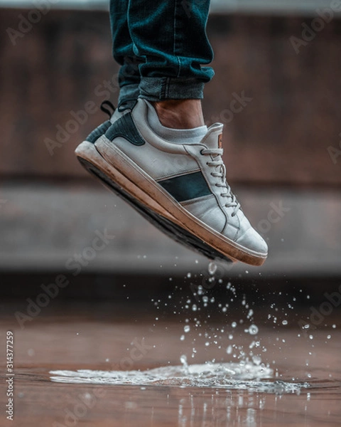 Obraz jumping on a puddle in the rain