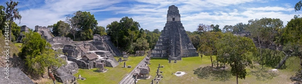 Fototapeta Panoramiczny obraz ruin Majów Tikal w Gwatemali.