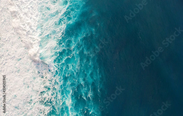 Fototapeta Widok lotniczy do fal w falach rozprysków oceanicznych.