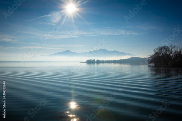 Obraz Sonne und Nebel über See und Berge der Alpen