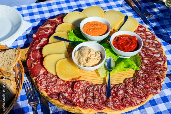 Obraz Typisch toskanische Brotzeitplatte
