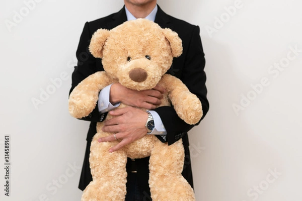 Obraz くまを抱きかかえる男性