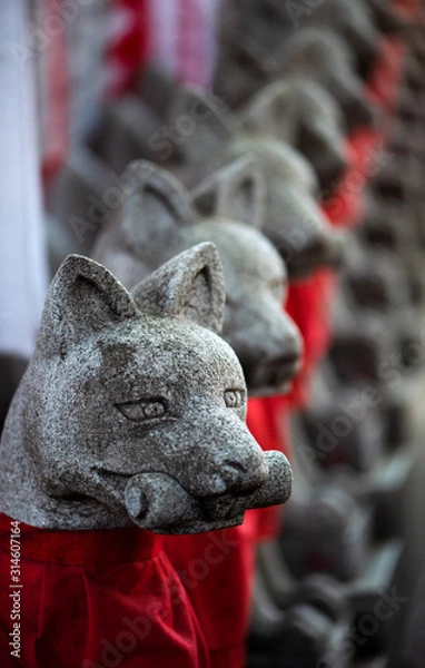 Obraz Ancient Japanese kitsune statue guardian, fox guard statue old shinto shrine in Tokyo, Inari Shrine