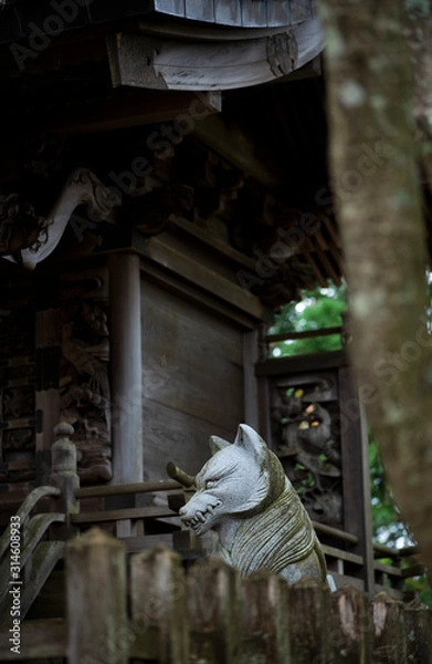 Fototapeta Ancient Japanese kitsune statue guardian, fox guard statue old shinto shrine in Tokyo, Inari Shrine