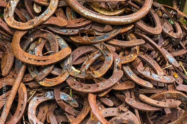 Obraz Ein Haufen rostiger Hufeisen