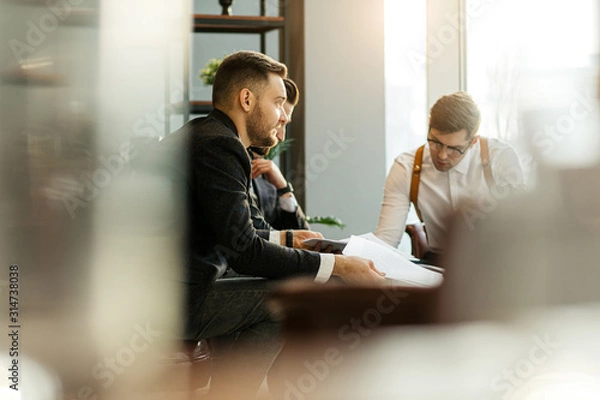 Fototapeta odnoszący sukcesy partnerzy biznesowi coworking w biurze, kaukaski liderzy w smokingu zebrali się w celu opracowania projektów biznesowych i pomysłów, elegancki zespół biznesowy na spotkaniu