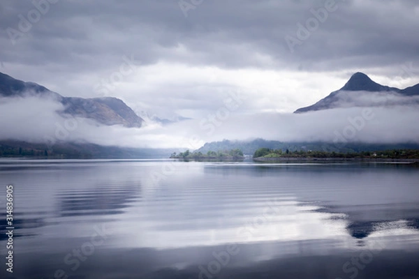Obraz mist and mountains at loch Leven