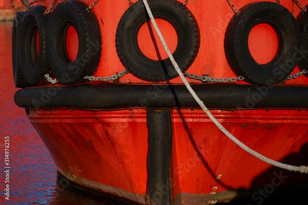 Fototapeta 停泊中の赤い船にタイヤガード