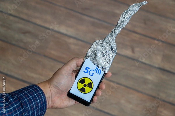 Obraz 5g smartphone with aluminum foil antenna