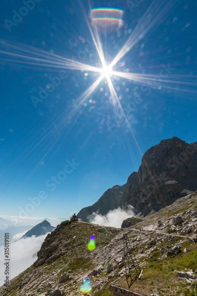Fototapeta sole e montagne