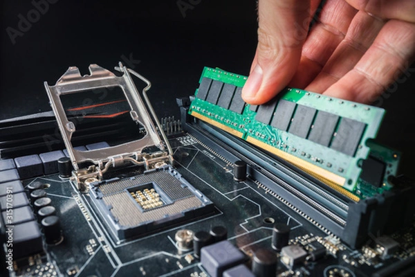 Fototapeta Instalowanie nowej pamięci RAM DDR dla gniazda procesora komputera osobistego w usłudze. Uaktualnij naprawę. Koncepcja aktualizacji lub naprawy komputera.